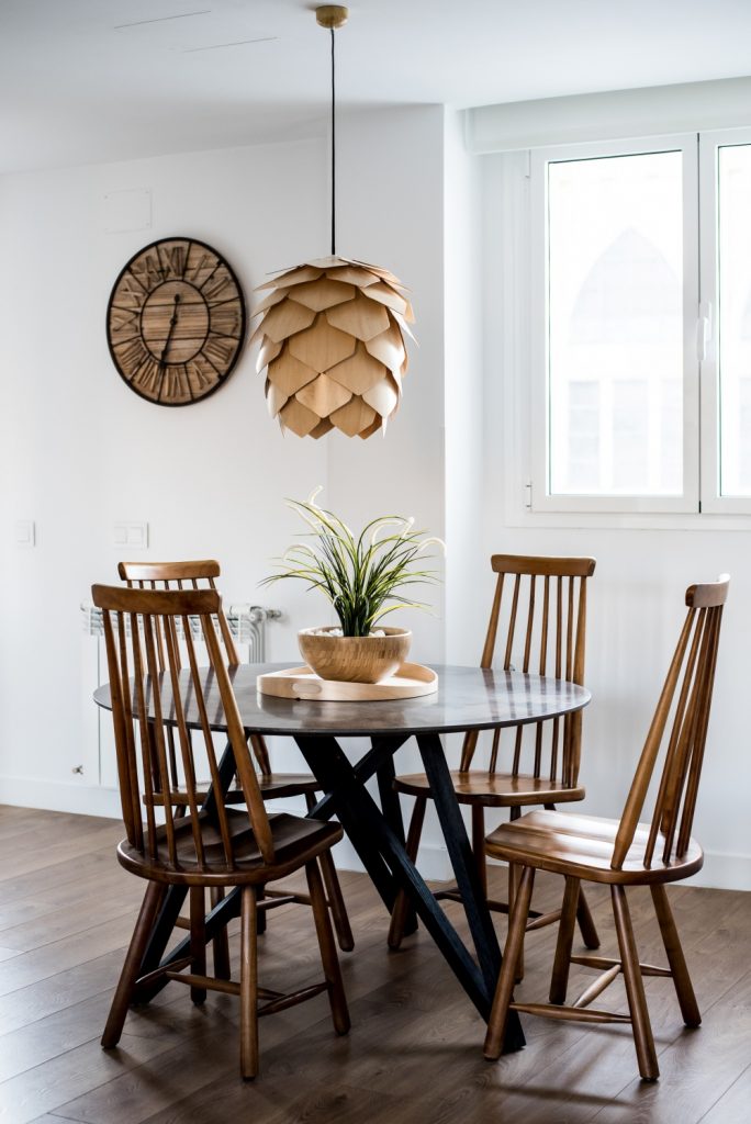 skandinavska kuhinja sa drvenim stolicama i metalnim stolom